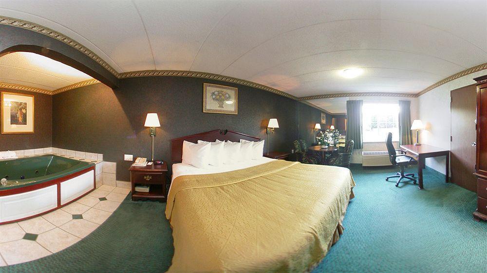 Quality Inn & Conference Center Maple Shade エクステリア 写真