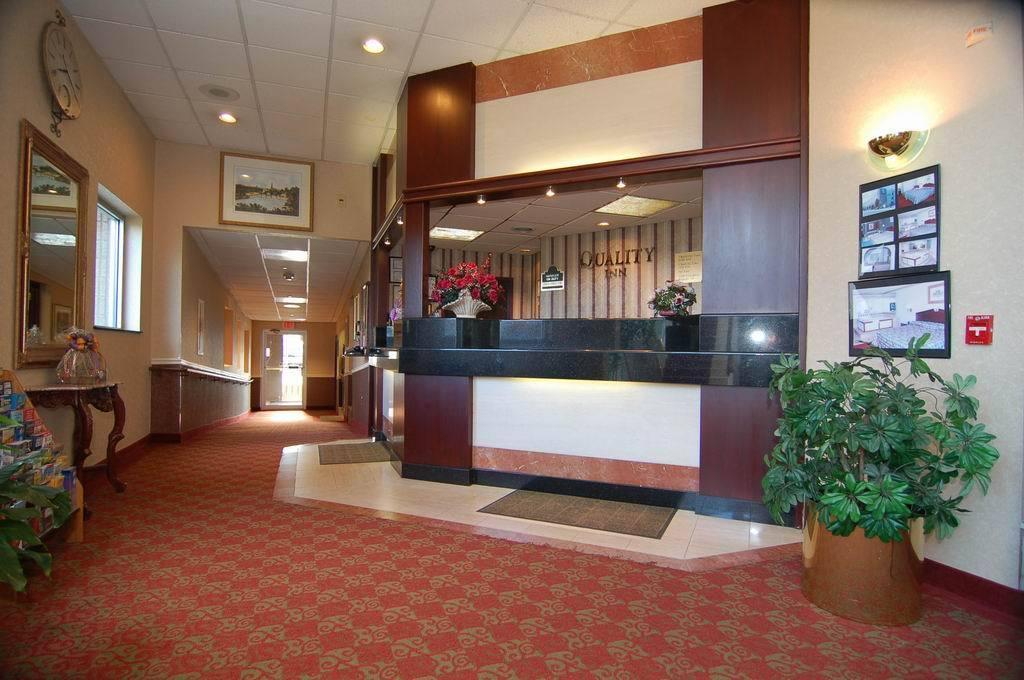 Quality Inn & Conference Center Maple Shade エクステリア 写真